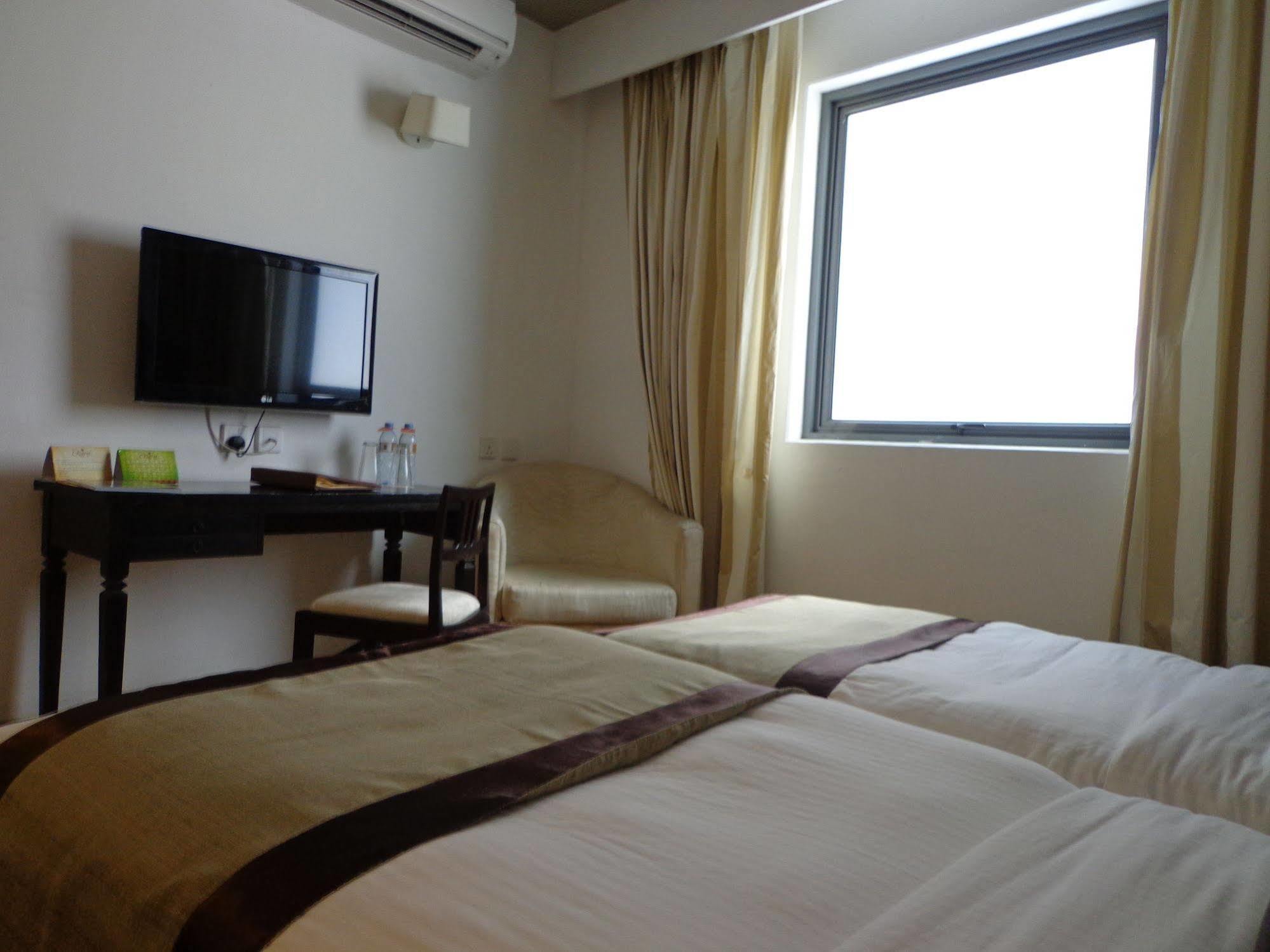 Earl'S Regent Hotel Канді Екстер'єр фото