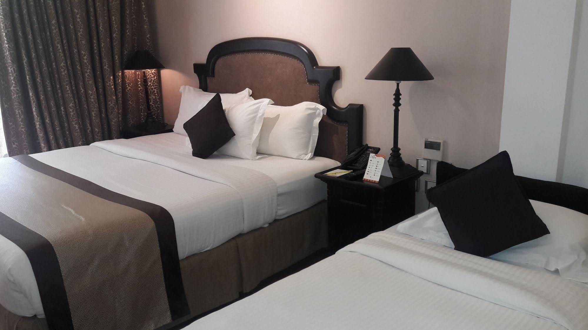 Earl'S Regent Hotel Канді Екстер'єр фото