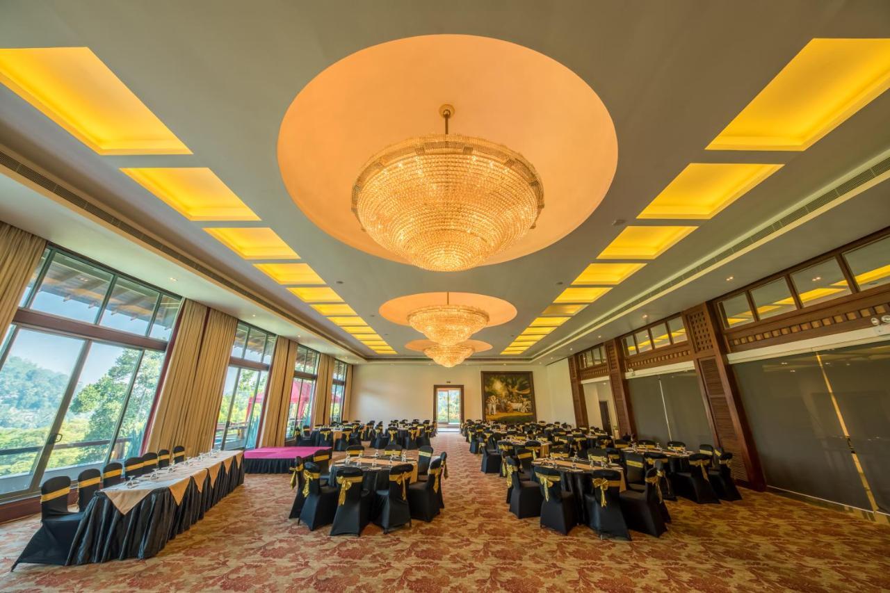 Earl'S Regent Hotel Канді Екстер'єр фото